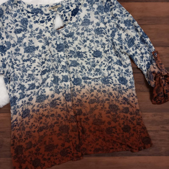 BUCKLE Gimmicks by BKE Floral Ombre Button Down Top Medium - Picture 4 of 7